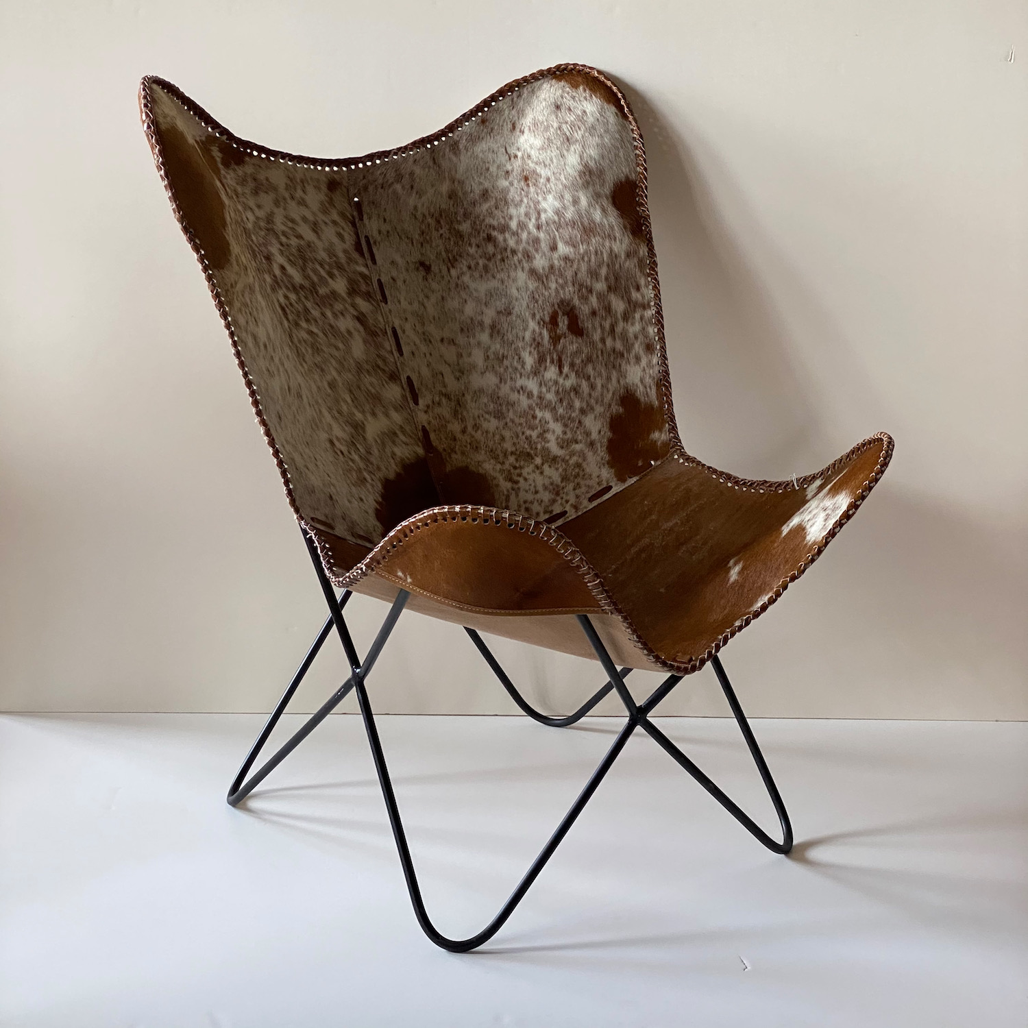 Scully Pest Ass SOLD OUT) Modern Butterfly Chair – Hyde Seating | Housatonic Trading Co.